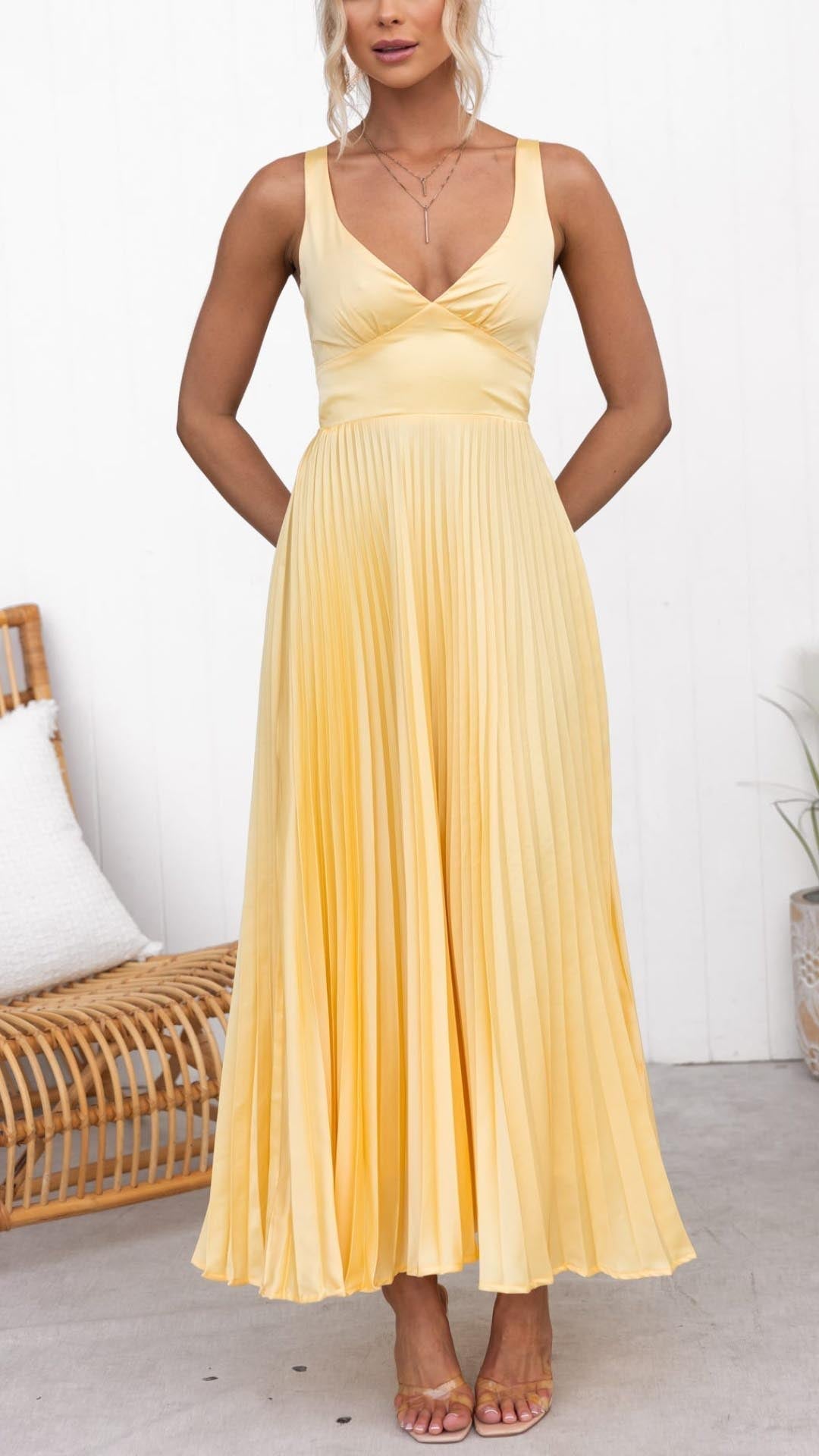 Aby – Vestido maxi amarillo plisado con escote en V