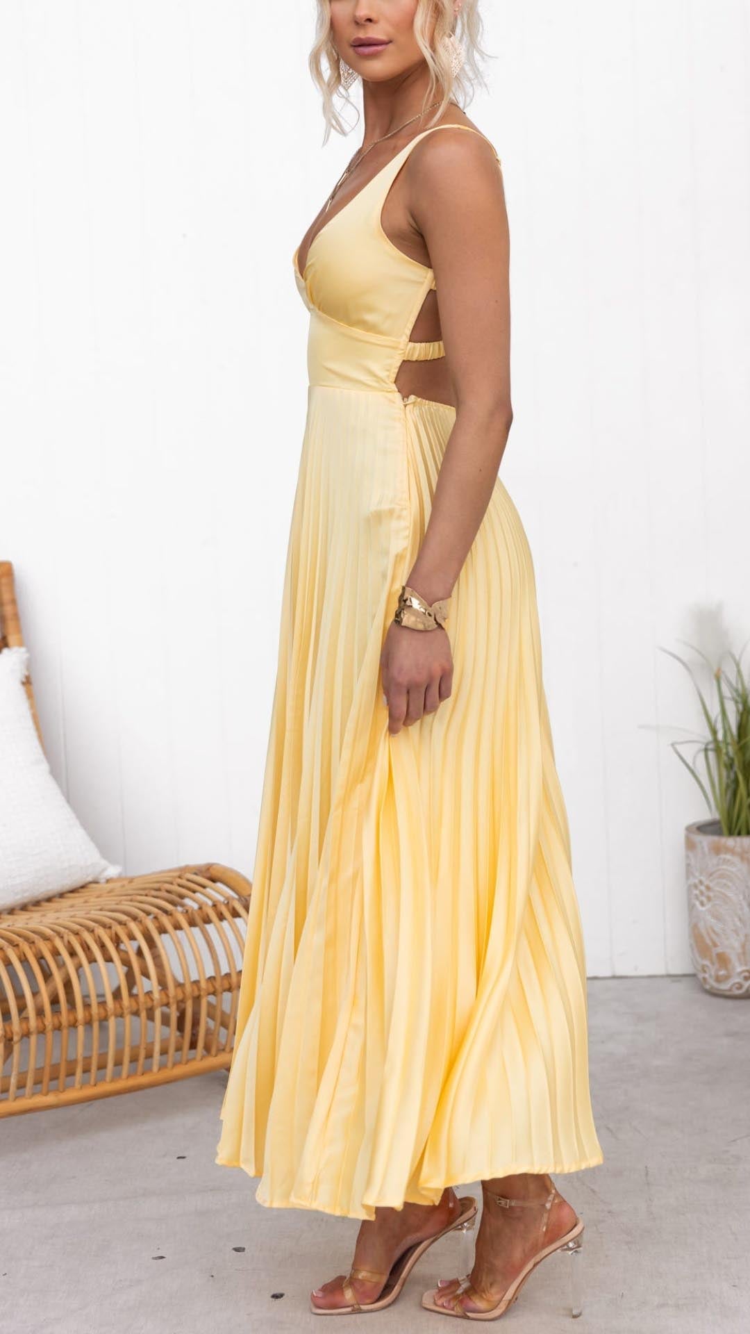 Aby – Vestido maxi amarillo plisado con escote en V