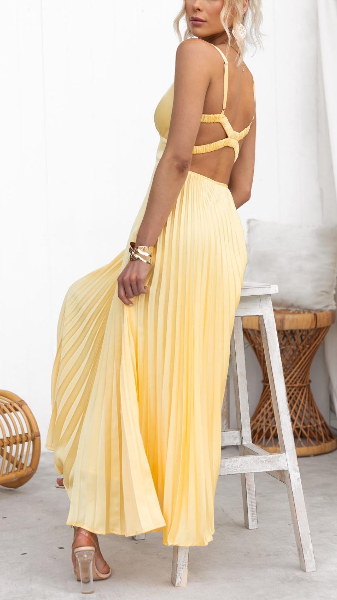 Aby – Vestido maxi amarillo plisado con escote en V