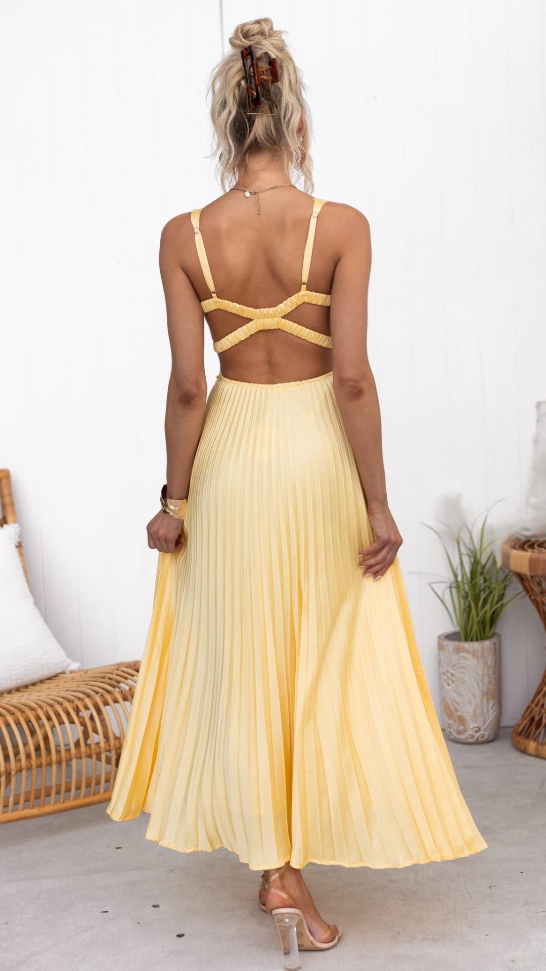 Aby – Vestido maxi amarillo plisado con escote en V